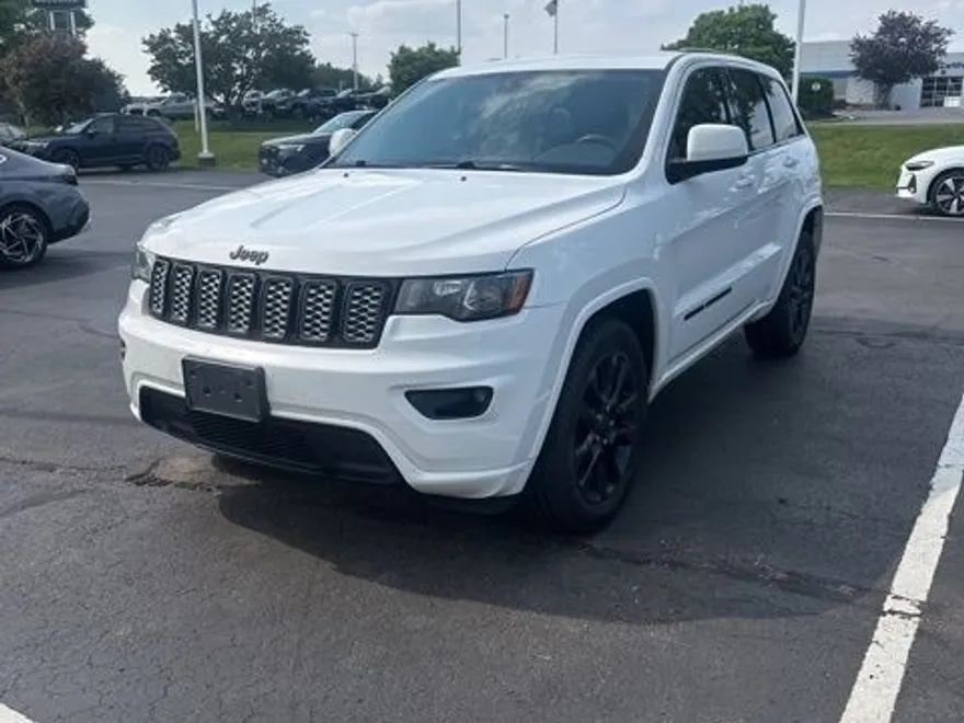2017 Jeep Grand Cherokee Altitude photo 1