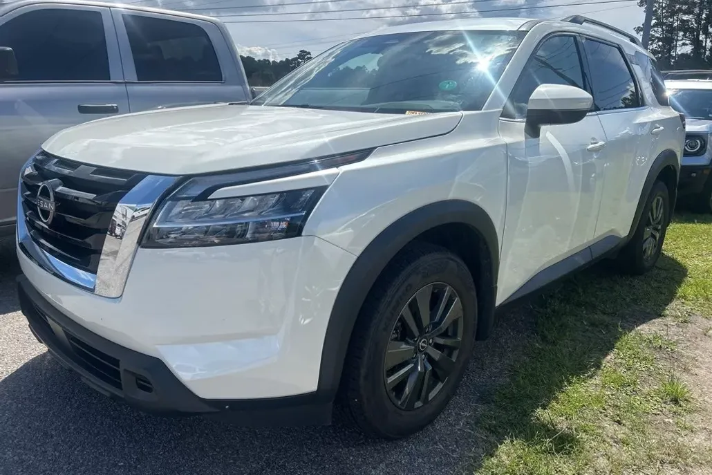 2022 Nissan Pathfinder SV photo 1
