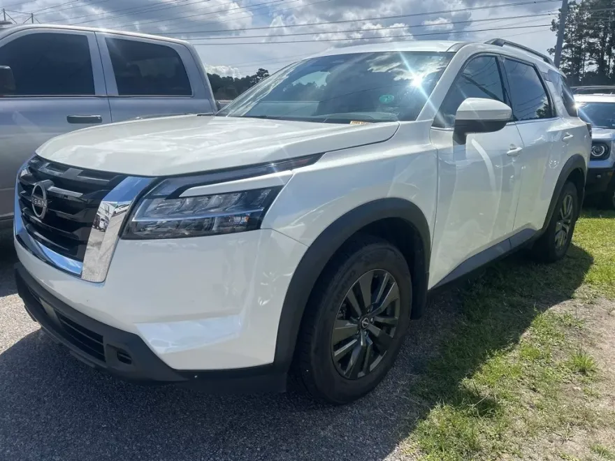 2022 Nissan Pathfinder SV photo 1