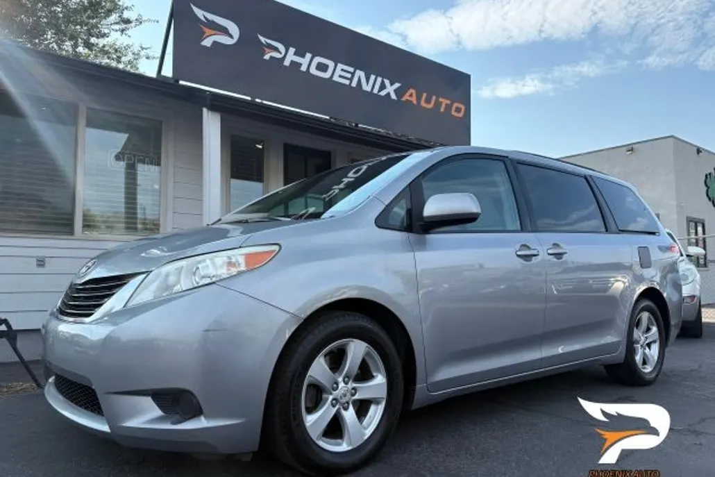 2012 Toyota Sienna LE photo 1