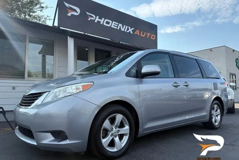 2012 Toyota Sienna LE photo 1