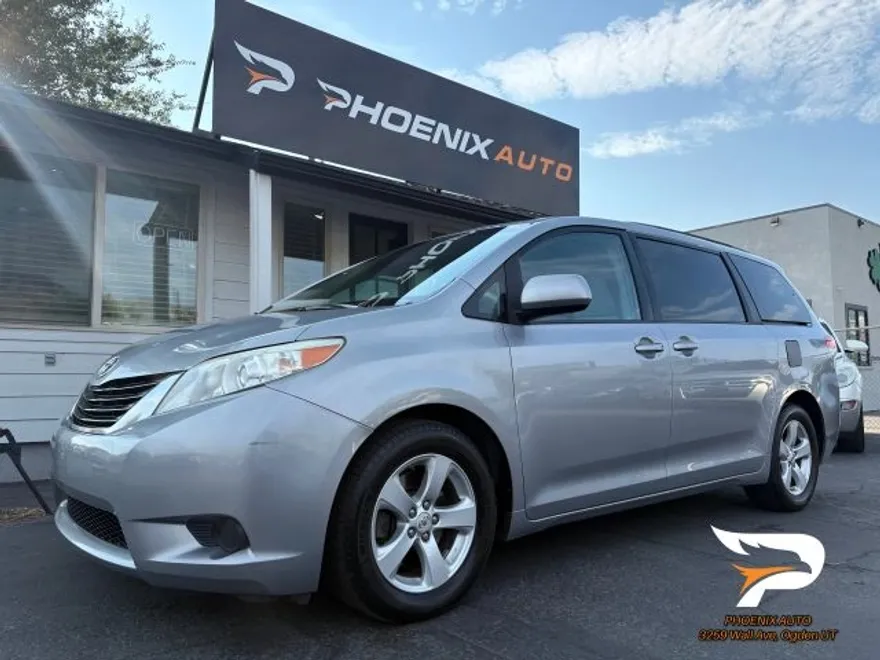 2012 Toyota Sienna LE photo 1