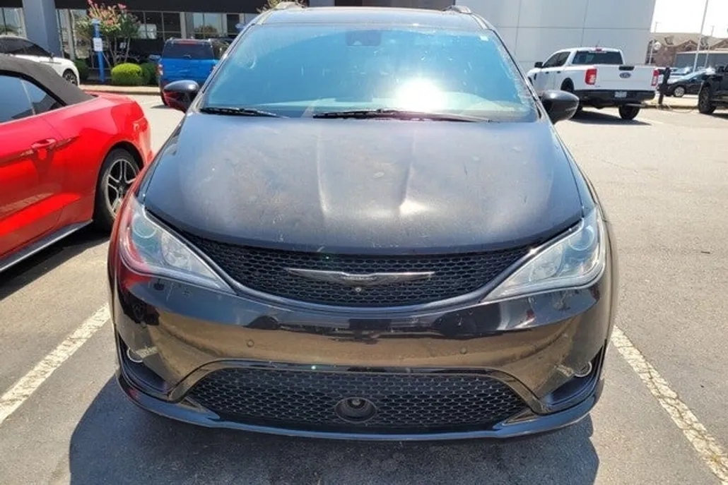 2019 Chrysler Pacifica Limited photo 1