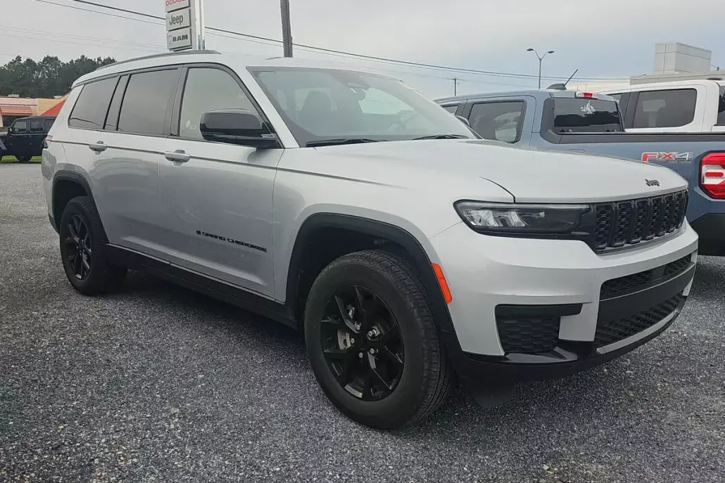 2024 Jeep Grand Cherokee Laredo photo 1