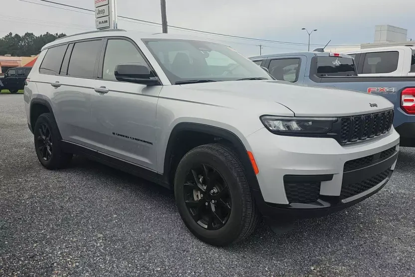 2024 Jeep Grand Cherokee Altitude photo 1