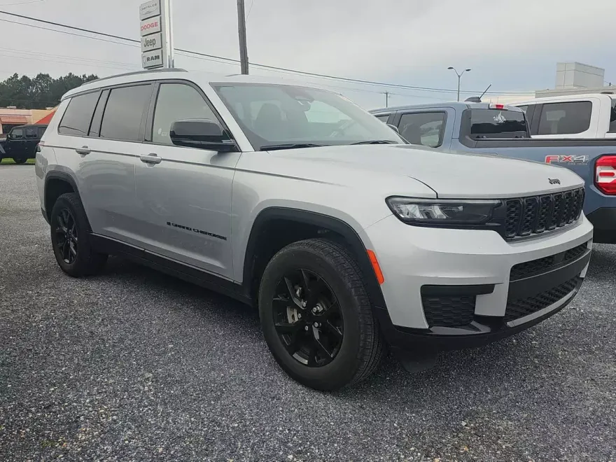 2024 Jeep Grand Cherokee Laredo photo 1