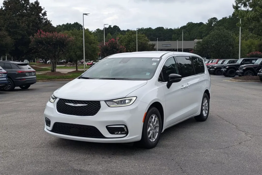 2026 Chrysler Pacifica photo 1