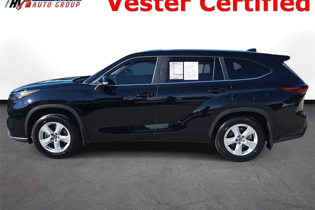 2024 Toyota Highlander LE photo 1