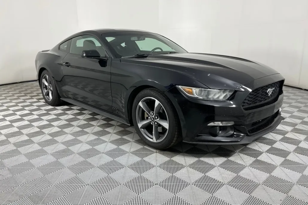 2016 Ford Mustang V6 photo 1