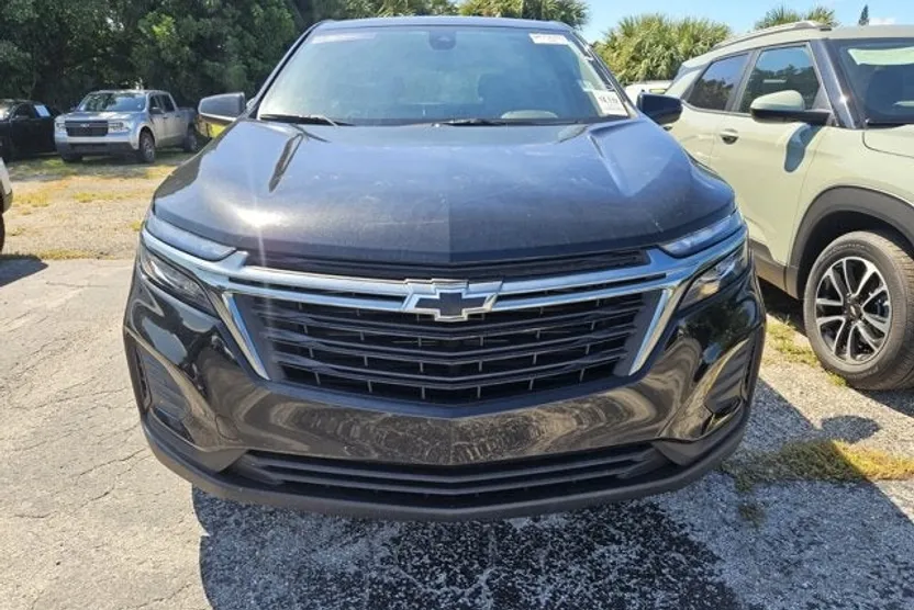 2023 Chevrolet Equinox LS photo 1