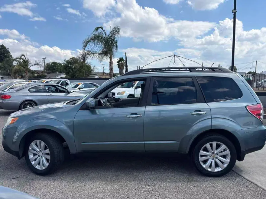 2011 Subaru Forester 2.5X Limited photo 1