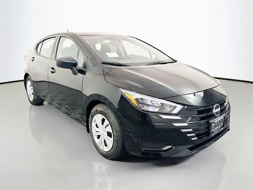 2025 Nissan Versa 1.6 S photo 1