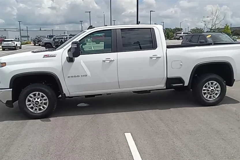 2025 Chevrolet Silverado 2500HD LT photo 1