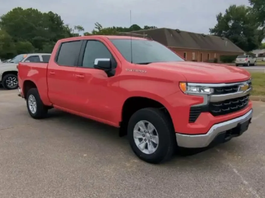 2025 Chevrolet Silverado 1500 LT photo 1