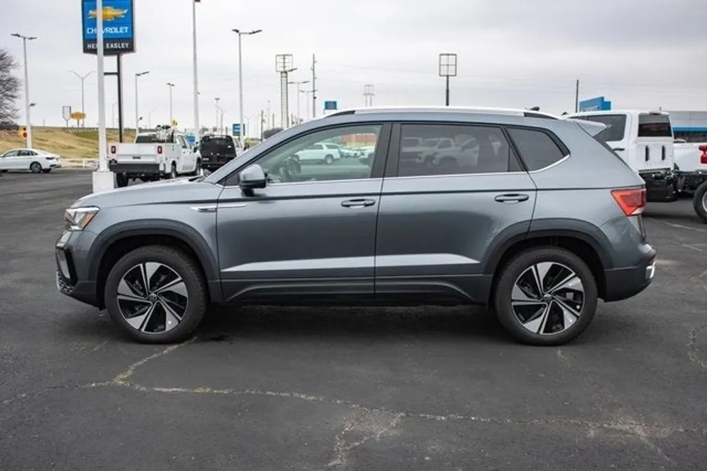 2024 Volkswagen Taos SE photo 1
