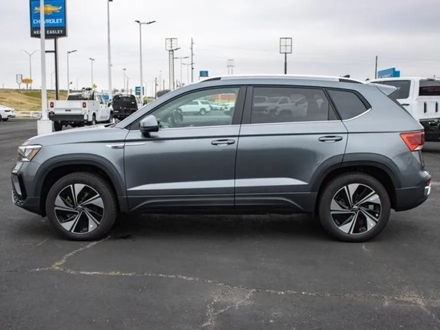 2024 Volkswagen Taos SE photo 1