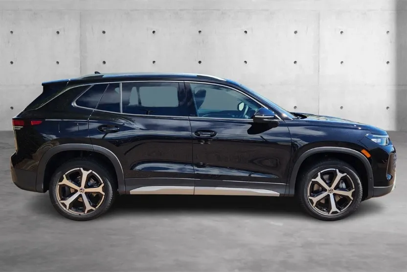 2025 Volkswagen Tiguan SE photo 1