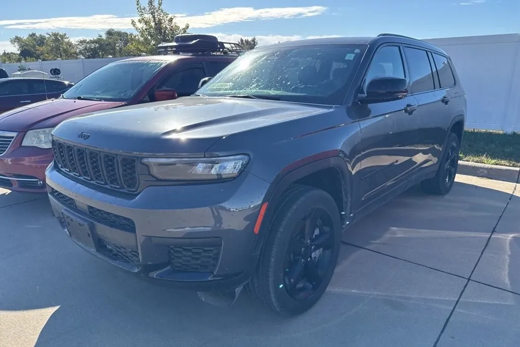 2025 Jeep Grand Cherokee Altitude photo 1