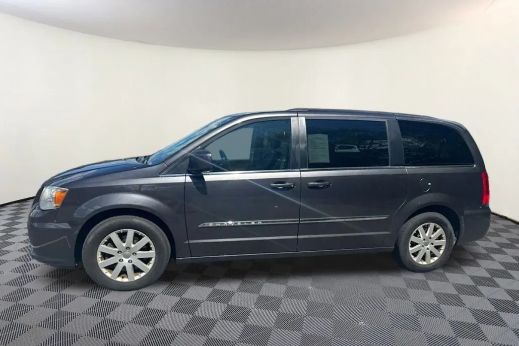 2016 Chrysler Town & Country Touring photo 1