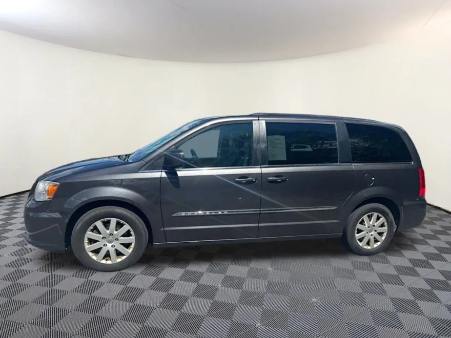 2016 Chrysler Town & Country Touring photo 1