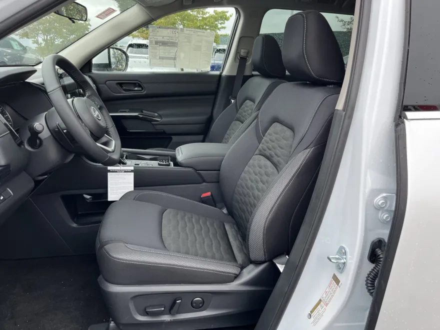 2025 Nissan Pathfinder SV photo 1