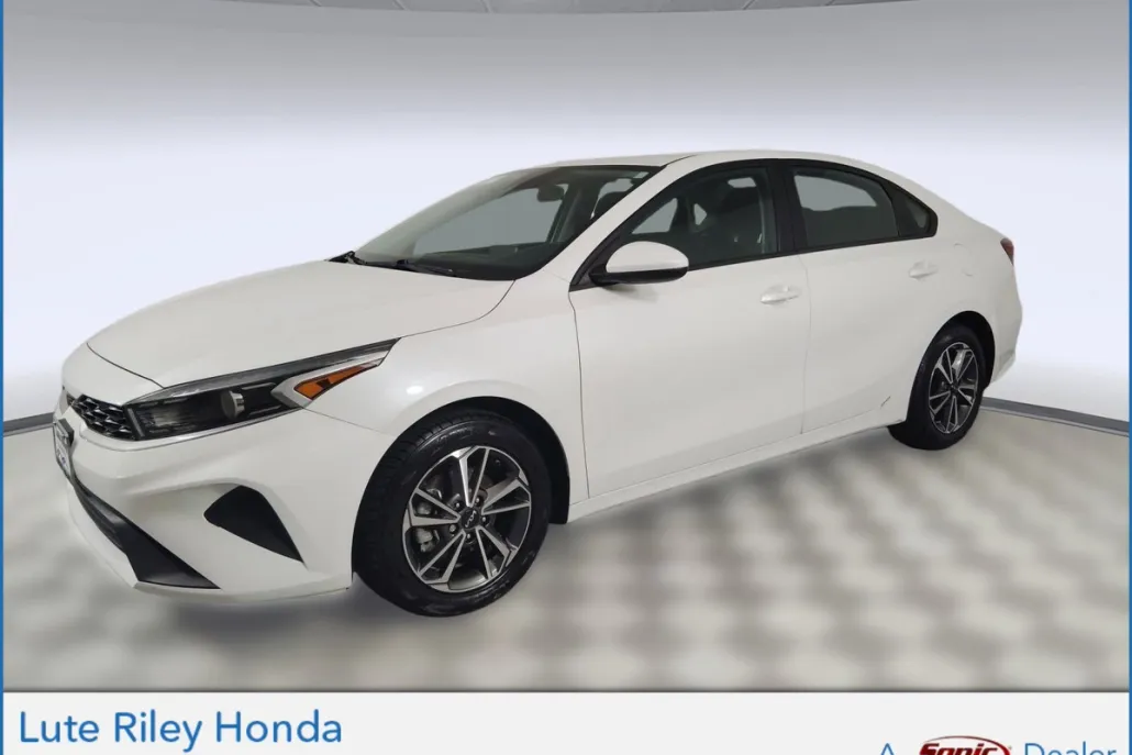 2023 Kia Forte LXS photo 1