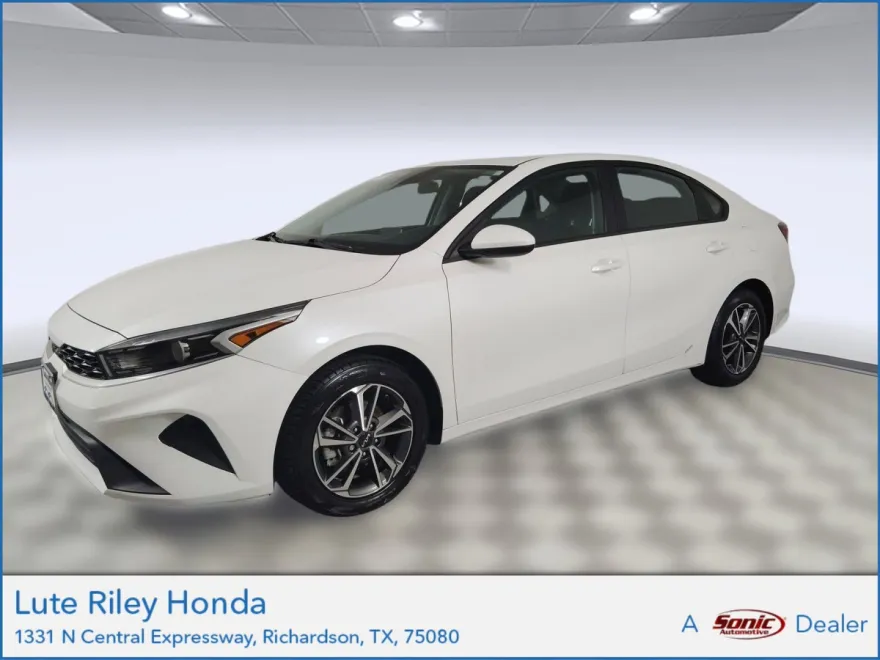 2023 Kia Forte LXS photo 1