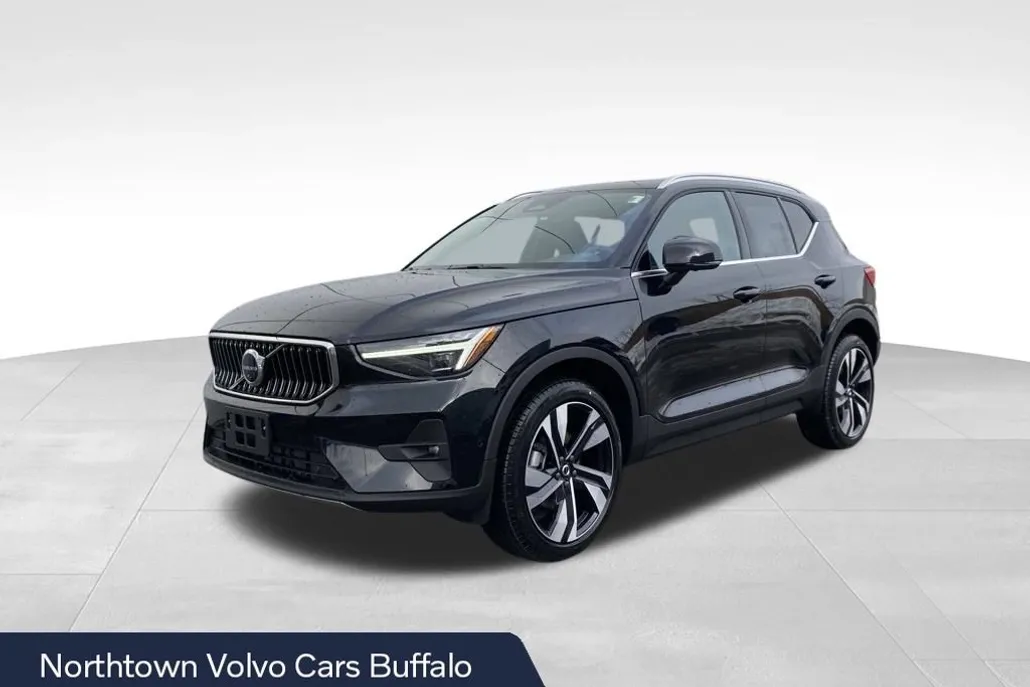 2025 Volvo XC40 photo 1