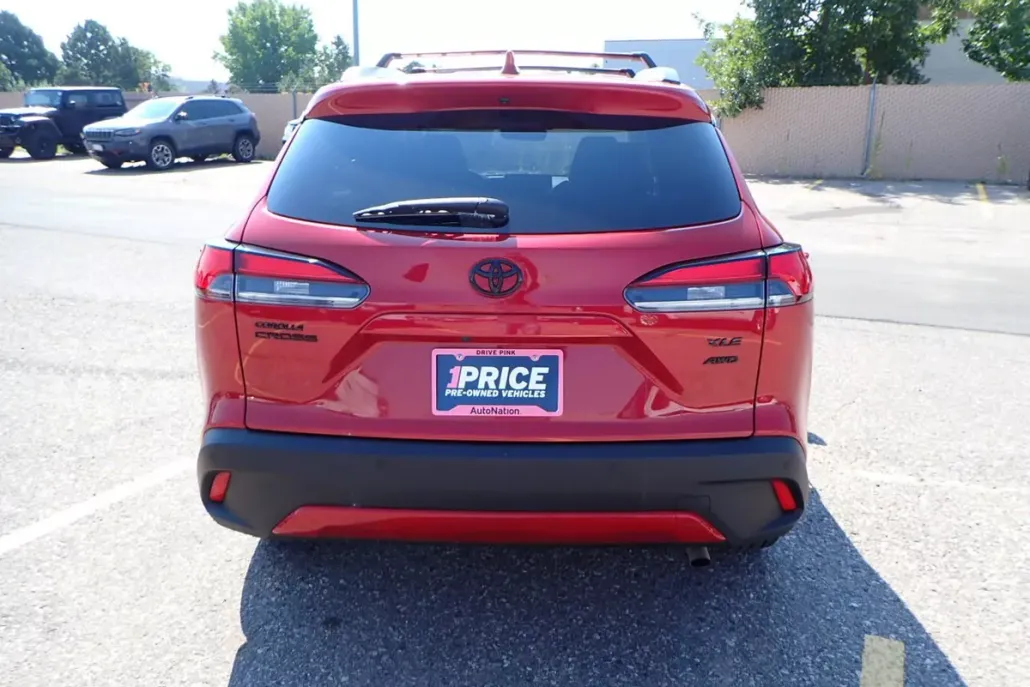 2022 Toyota Corolla Cross XLE photo 1
