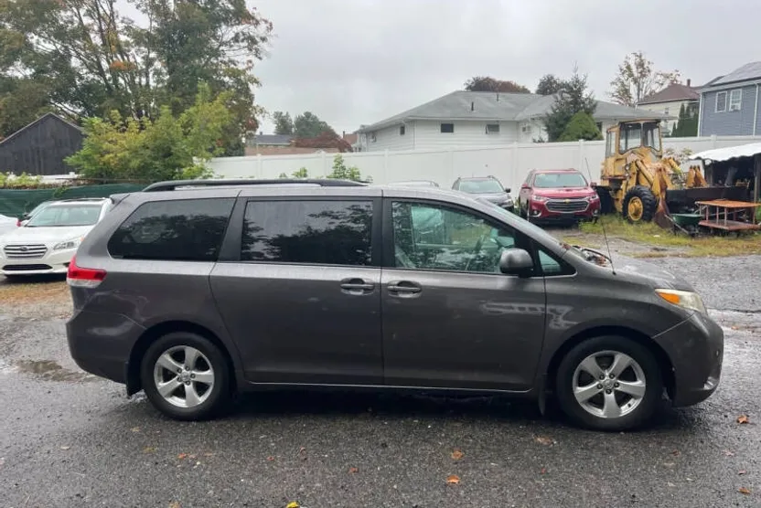 2011 Toyota Sienna LE photo 1