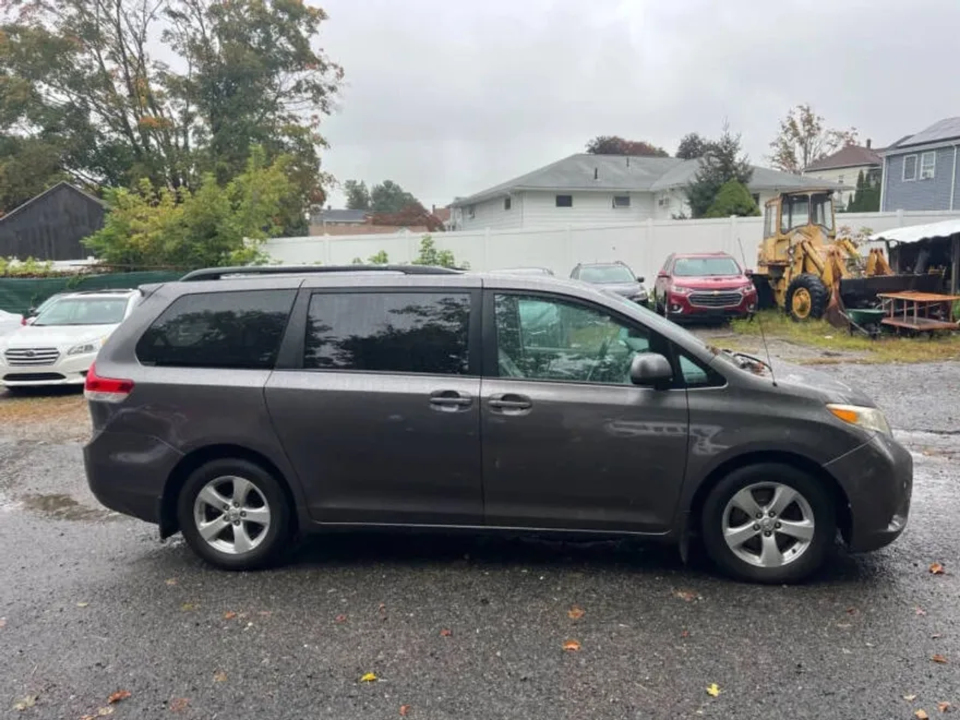 2011 Toyota Sienna LE photo 1