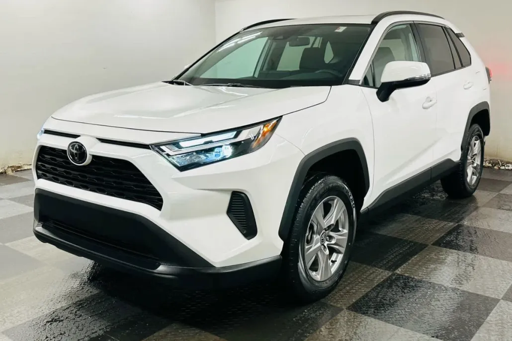 2022 Toyota RAV4 XLE photo 1