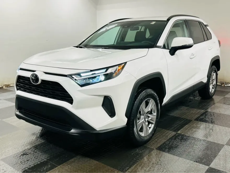 2022 Toyota RAV4 XLE photo 1