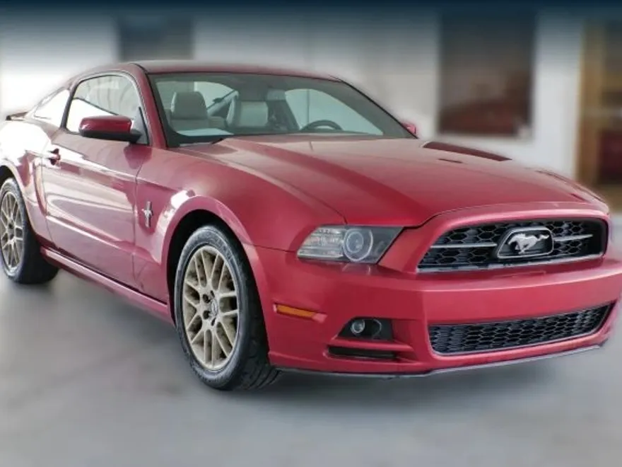 2013 Ford Mustang V6 Premium photo 1