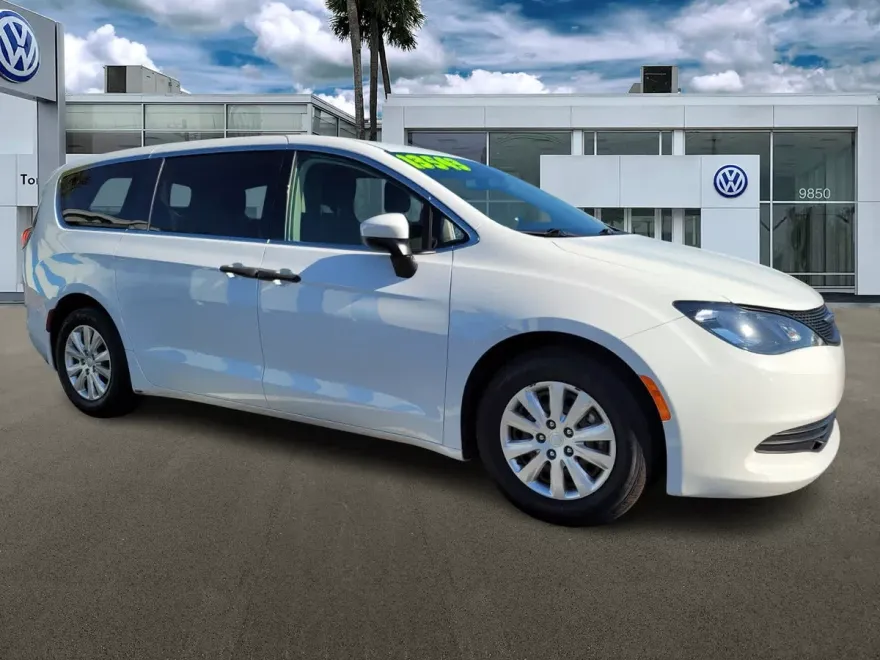 2018 Chrysler Pacifica L photo 1