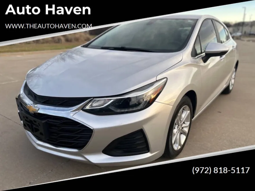 2019 Chevrolet Cruze LT photo 1