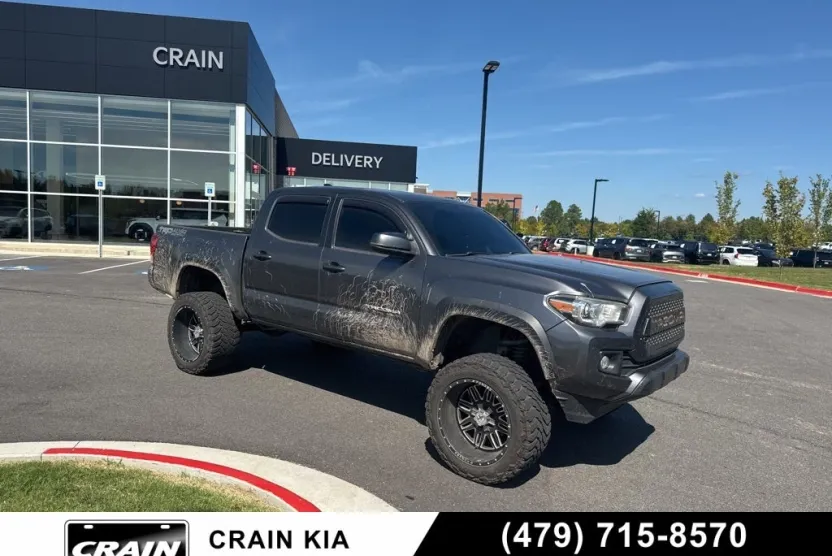 2016 Toyota Tacoma TRD Off-Road V6 4x4 photo 1