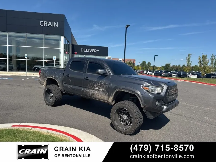 2016 Toyota Tacoma TRD Off-Road V6 4x4 photo 1
