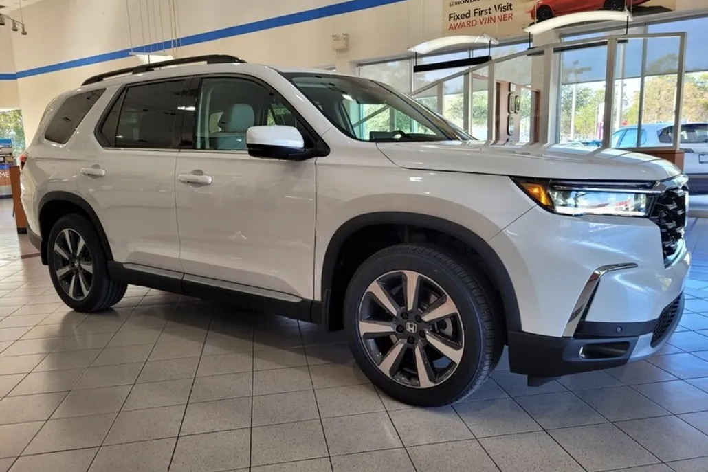 2025 Honda Pilot Touring photo 1