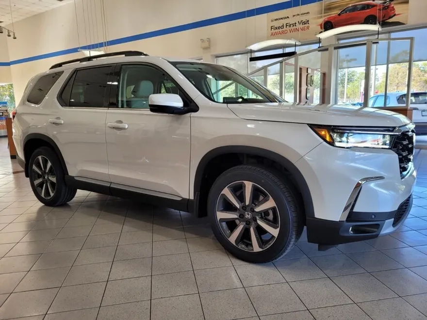 2025 Honda Pilot Touring photo 1