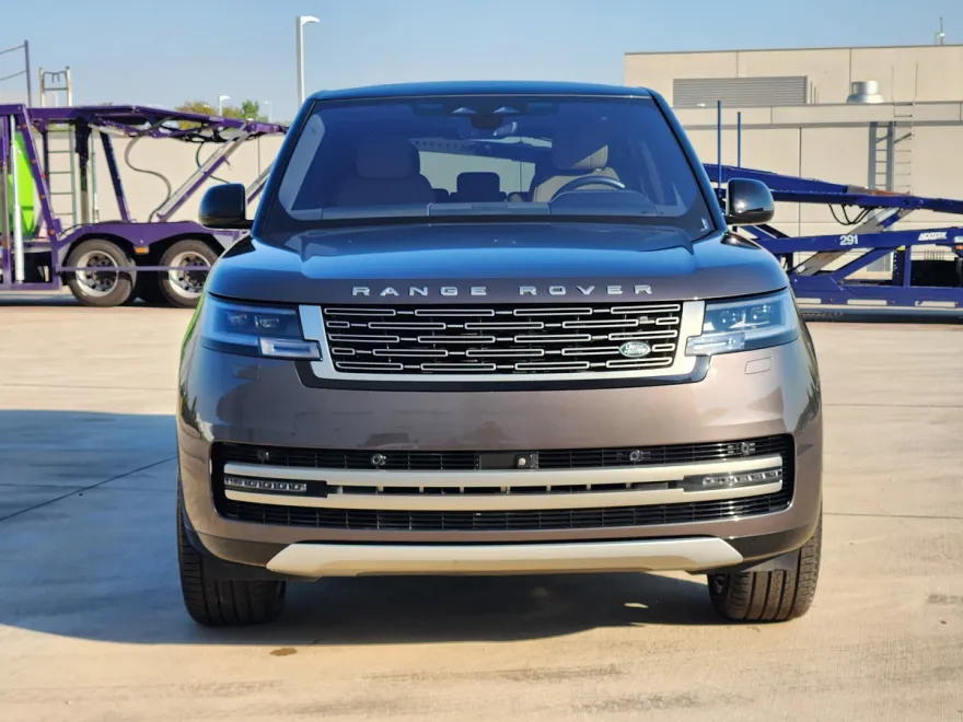 2023 Land Rover Range Rover SE photo 1