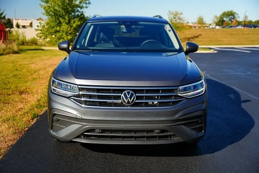 2022 Volkswagen Tiguan SE photo 1