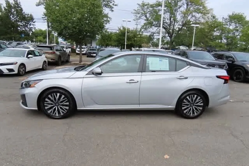 2023 Nissan Altima 2.5 SV photo 1