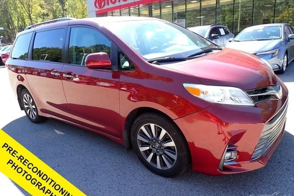 2020 Toyota Sienna XLE photo 1