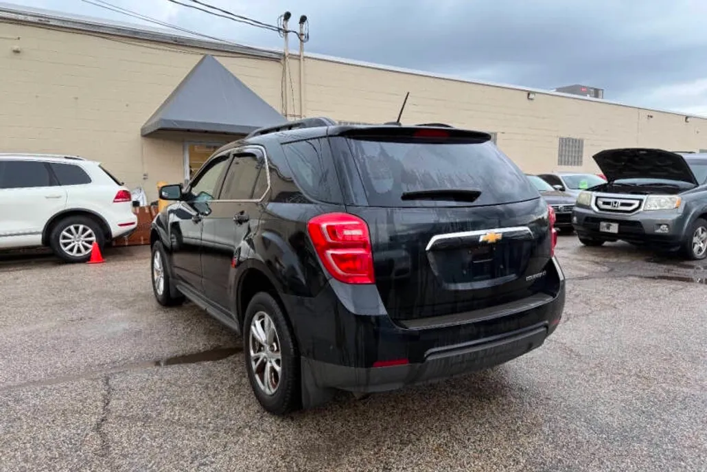 2017 Chevrolet Equinox LT photo 1