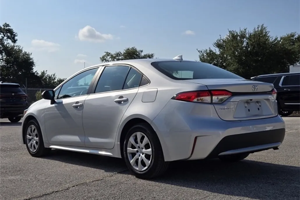 2021 Toyota Corolla LE photo 1