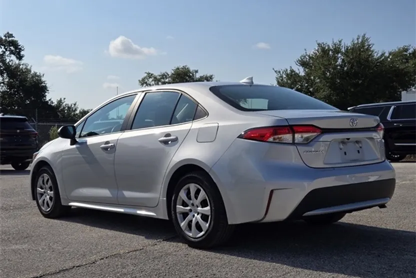 2021 Toyota Corolla LE photo 1