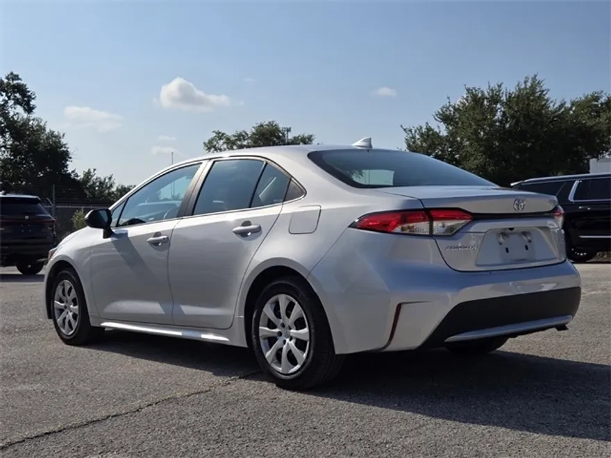2021 Toyota Corolla LE photo 1
