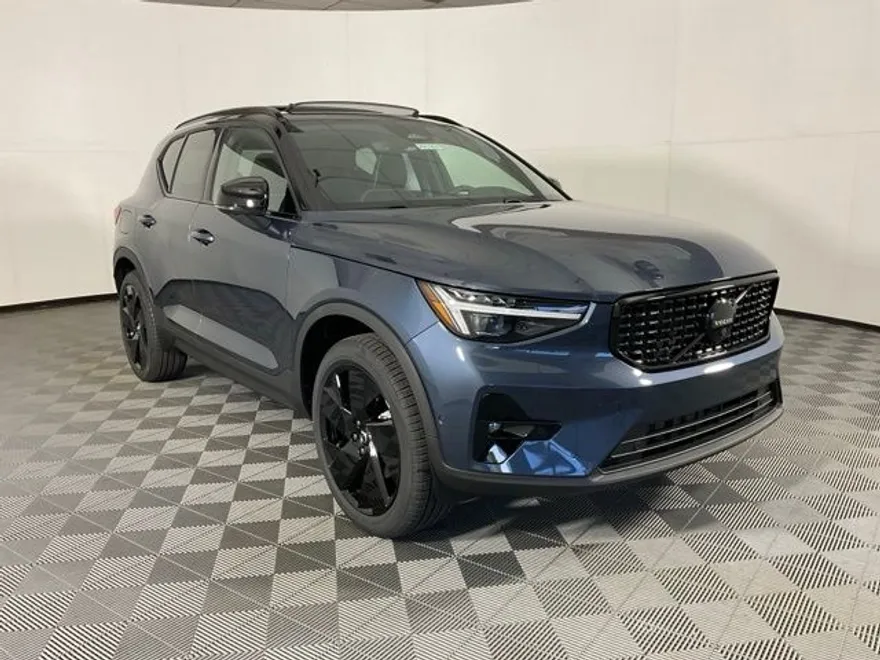 2026 Volvo XC40 photo 1