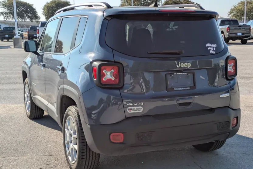 2022 Jeep Renegade Latitude photo 1